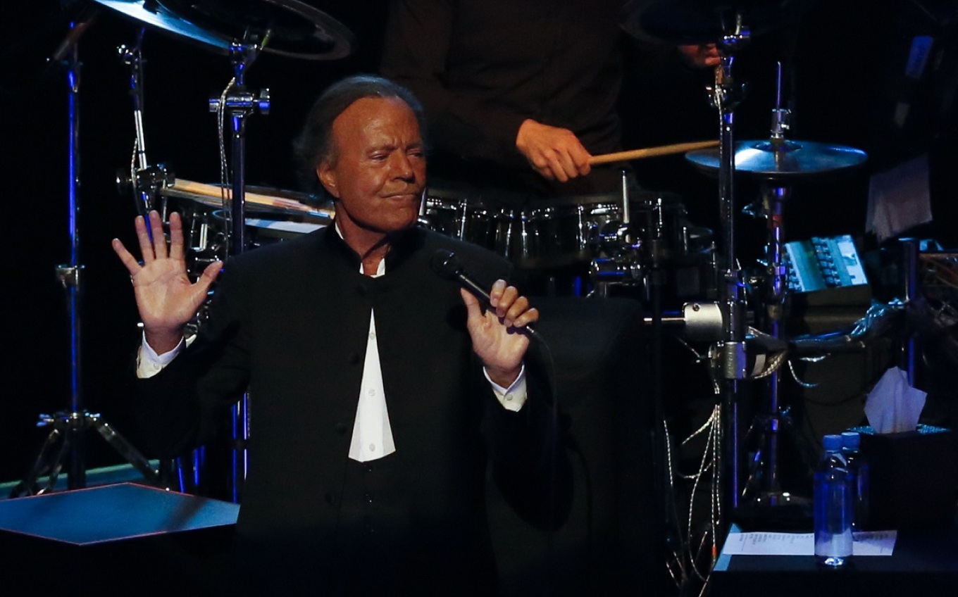 Σε αναπηρικό αμαξίδιο ο Χούλιο Ιγκλέσιας – Δεν θυμάται πλέον τα τραγούδια του