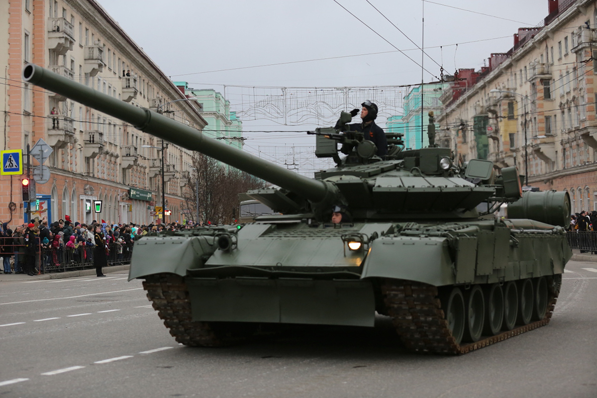 Πυροβόλο 152 χιλ. τοποθετούν οι Ρώσοι στα άρματα μάχης T-80 της έκδοσης “Leningrad” για να αντιμετωπίσουν τα δυτικά άρματα