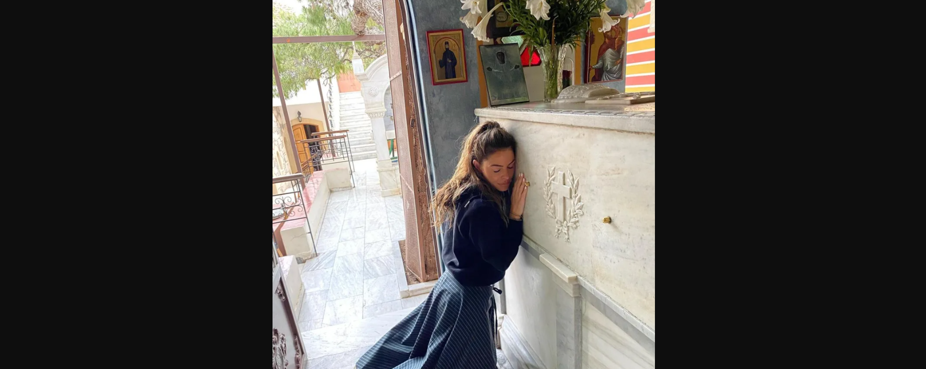 Η Μαρία Μενούνος γονάτισε μπροστά στον τάφο του Αγίου Νεκταρίου στην Αίγινα – «Τον άκουσα» περιγράφει (φωτο)