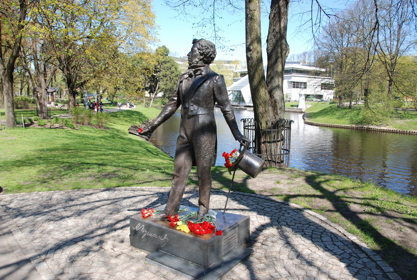 Μεσαίωνας: Στην Ρίγα της Λετονίας οι αρχές «γκρέμισαν» το άγαλμα του Α.Πούσκιν