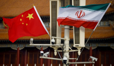 Η συμφωνία της Κίνας για συνεκμετάλλευση των νέων ιρανικών πετρελαϊκών κοιτασμάτων βγάζει έξω το δολάριο: Πληρώνει με γουάν και… αφρικανικά νομίσματα!