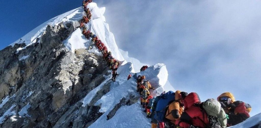 Έβερεστ: Σπάνια διάσωση ορειβάτη στη «ζώνη θανάτου (βίντεο)
