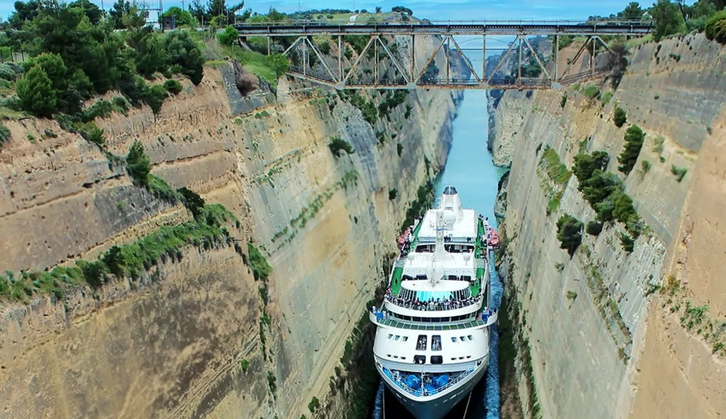 Επαναλειτουργεί από σήμερα ο Ισθμός της Κορίνθου – Δείτε εντυπωσιακά πλάνα από ψηλά (βίντεο)