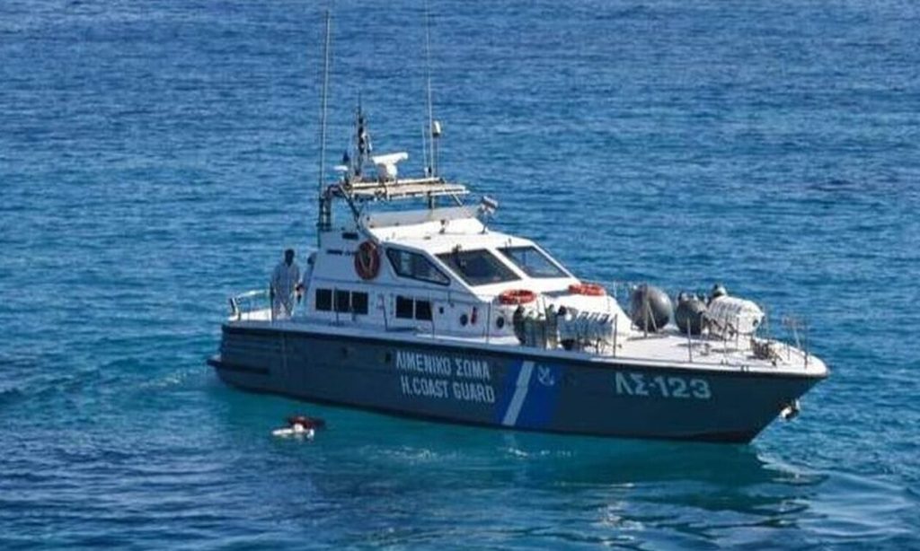 Κρήτη: Εντοπίστηκαν σώοι οι δύο νεαροί που αγνοούνταν με το σκάφος τους στη Χερσόνησο – Βίντεο από τη διάσωσή τους (upd)