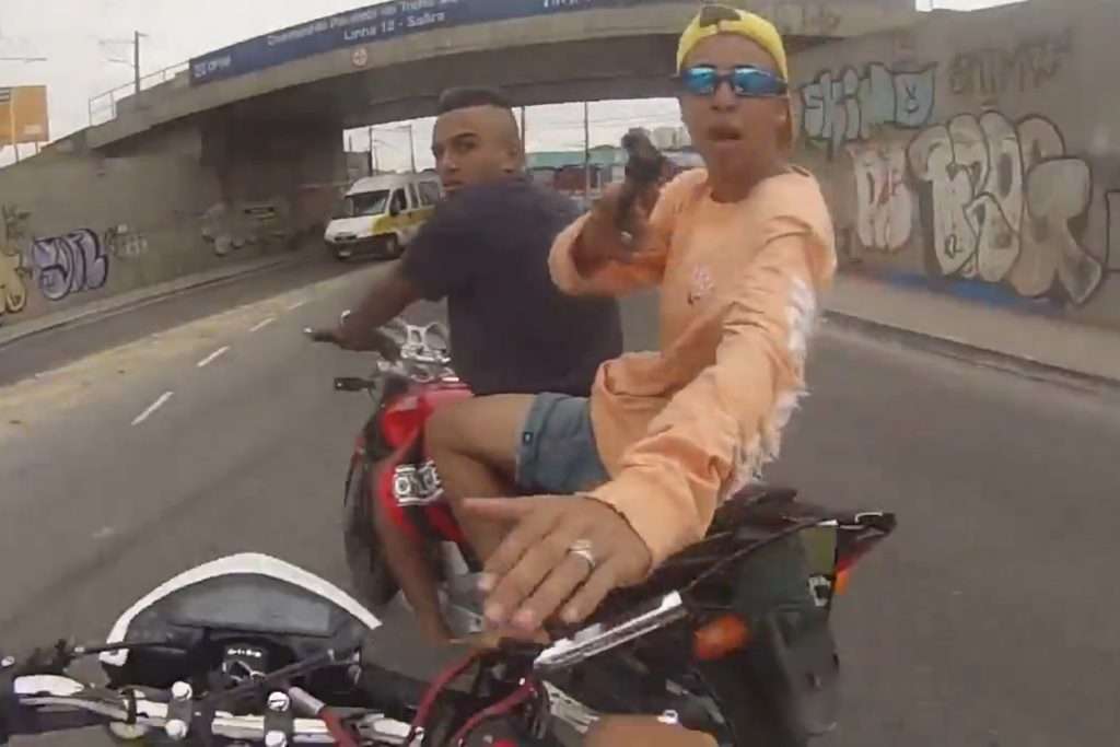Βραζιλία: Για ποιο λόγο οδηγοί αυτοκινήτων πέφτουν επάνω σε μοτοσικλετιστές για να τους σκοτώσουν;