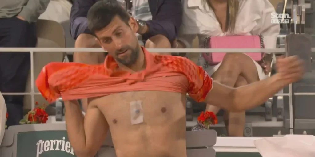 Ο Νόβακ Τζόκοβιτς εμφανίστηκε στο Ρολάν Γκαρός με ένα… αυτοκόλλητο-μαγνήτη στο στήθος (φωτό-βίντεο)