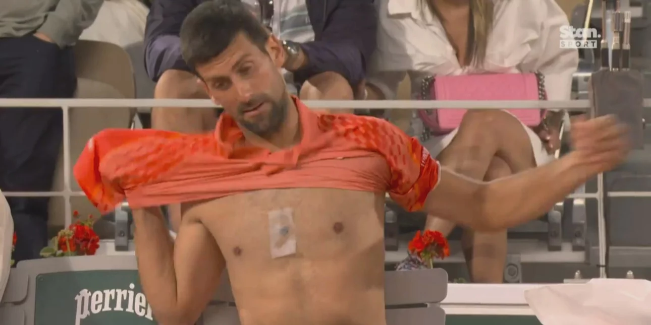 Ο Νόβακ Τζόκοβιτς εμφανίστηκε στο Ρολάν Γκαρός με ένα… αυτοκόλλητο-μαγνήτη στο στήθος (φωτό-βίντεο)