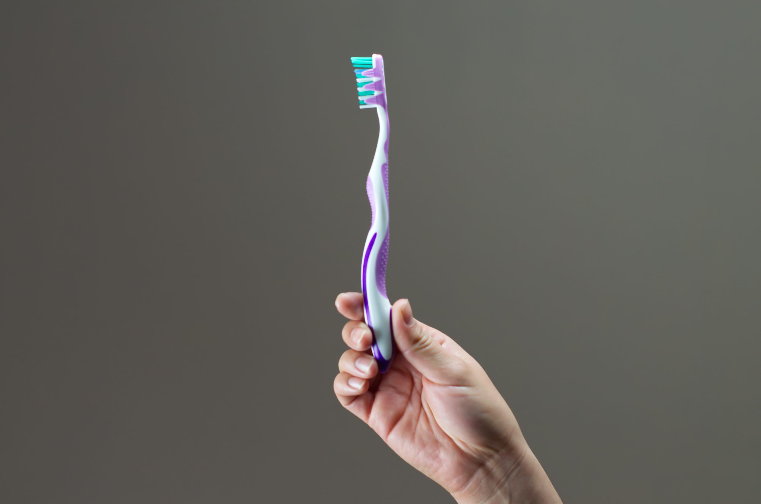 Αυτό είναι το λάθος που κάνουμε όλοι μας με την οδοντόβουρτσα σύμφωνα με τους ειδικούς