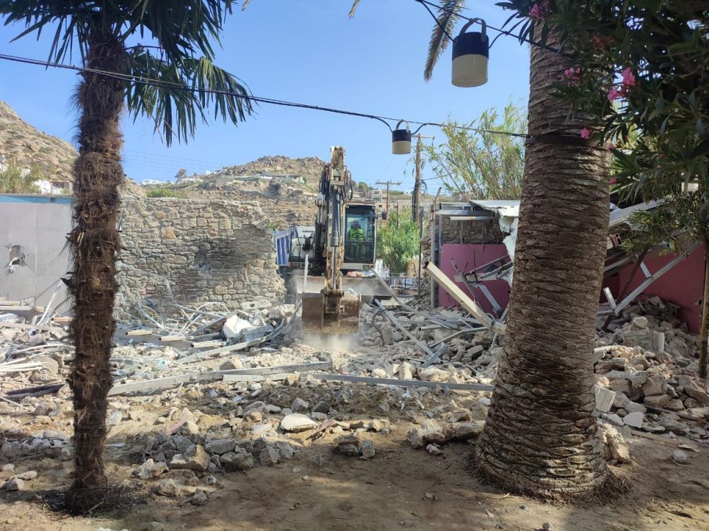 Μύκονος: Τον γύρο του διαδικτύου κάνουν οι εικόνες από τις κατεδαφίσεις αυθαιρέτων στο Nammos