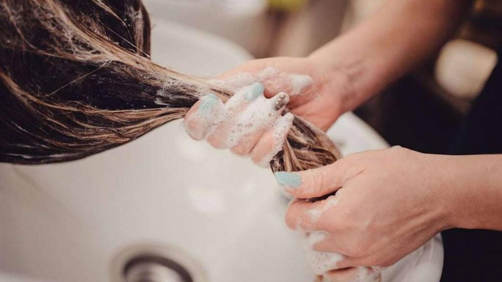 Μαλλιά: Τα μυστικά για το σωστό λούσιμο που θα τα «μεταμορφώσουν»