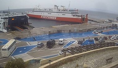 Σύγκρουση επιβατηγών πλοίων στο λιμάνι της Τήνου