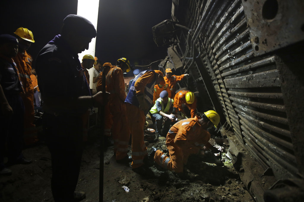 Ινδία: Τουλάχιστον 30 νεκροί και 179 τραυματίες σε σύγκρουση τρένων (βίντεο)