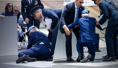 Άσχημη πτώση για τον πρόεδρο των ΗΠΑ Τζο Μπάιντεν κατά την διάρκεια στρατιωτικής τελετής – Ανησυχία για την υγεία του