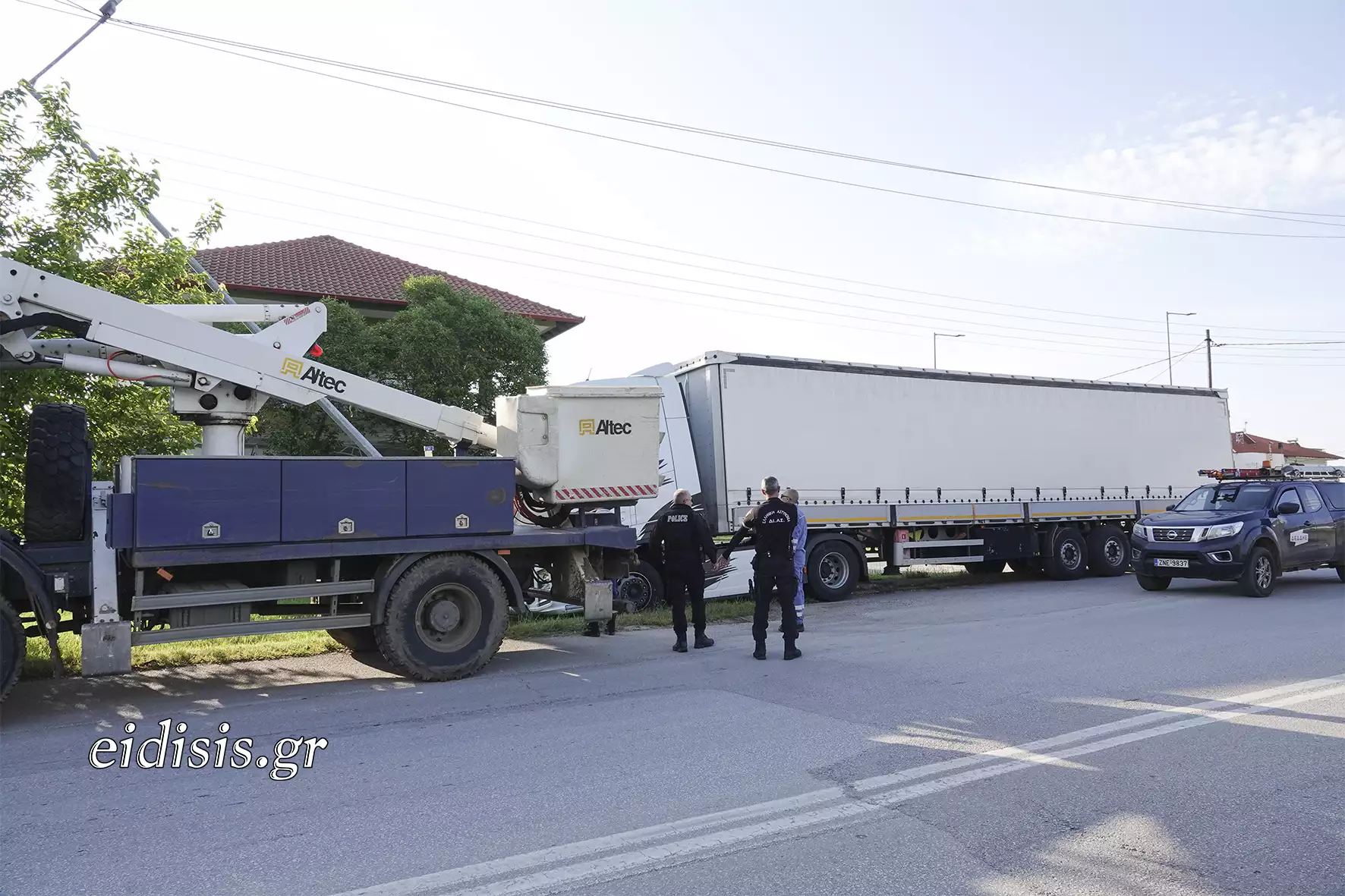 Κιλκίς: Νταλίκα «καρφώθηκε» σε κολώνα και άφησε χωρίς ρεύμα το 35% της πόλης (φωτο)