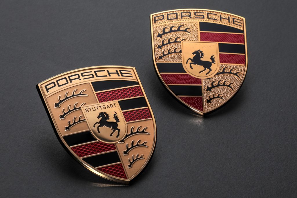 H Porsche κλείνει τα 75 και ανανέωσε το έμβλημα της