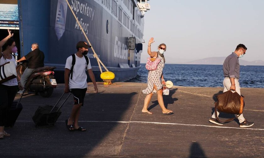 Τριήμερο Αγίου Πνεύματος: Γεμάτα φεύγουν τα πλοία – Ανάρπαστα τα εισιτήρια για Κυκλάδες