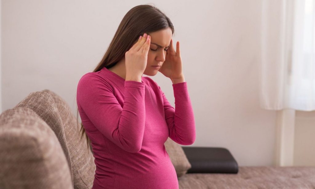 Εγκυμοσύνη: Τι προκαλεί τις ημικρανίες; – Πώς να τις αντιμετωπίσετε με φυσικό τρόπο