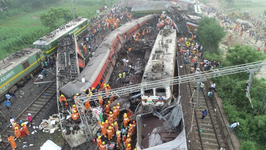 Ινδία: Τους 288 έχουν φτάσει οι νεκροί από τη σύγκρουση τρένων
