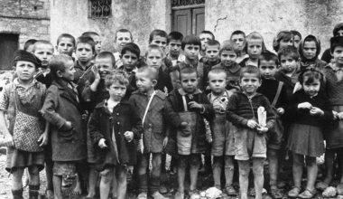 1944: Η πείνα και οι κακουχίες της κατοχής αποτυπωμένες στα πρόσωπα μικρών παιδιών ενός ελληνικού χωριού
