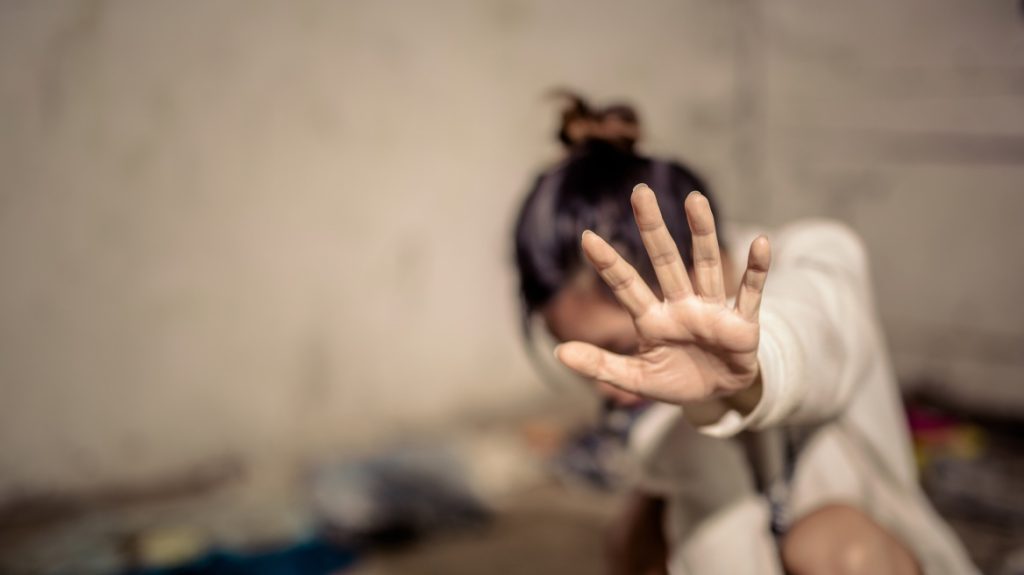 Βόλος: 40χρονος χτύπησε τη σύζυγό του μπροστά στα μάτια της 5χρονης κόρης τους