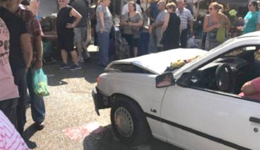 Βόλος: Αυτοκίνητο με οδηγό ιερέα «εισέβαλε» σε λαϊκή και παρέσυρε μια γυναίκα