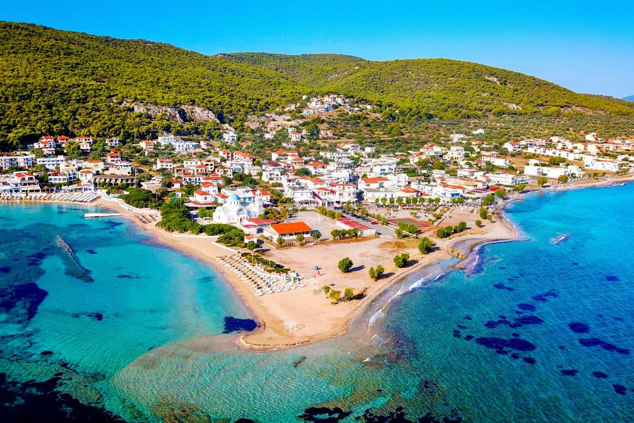 Αγκίστρι: Το οικονομικό νησί μόλις μια ώρα από την Αθήνα με τις υπέροχες παραλίες