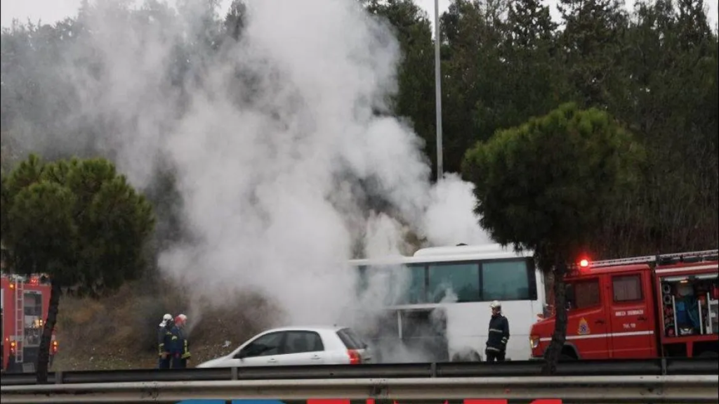 «Πανικός» στη Χιλιαδού Ευβοίας – Τουριστικό λεωφορείο «τυλίχτηκε» στις φλόγες