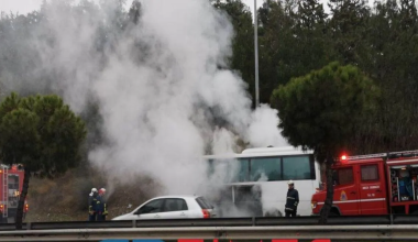 «Πανικός» στη Χιλιαδού Ευβοίας – Τουριστικό λεωφορείο «τυλίχτηκε» στις φλόγες
