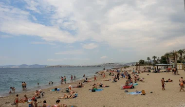 «Πλημμύρισαν» οι παραλίες της Αττικής με όσους δεν έφυγαν για το τριήμερο (φωτο)