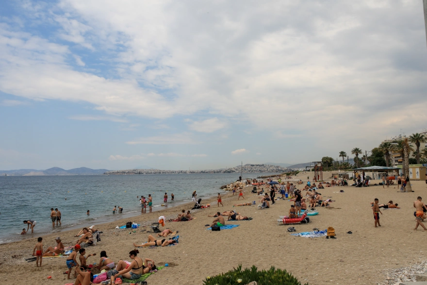 «Πλημμύρισαν» οι παραλίες της Αττικής με όσους δεν έφυγαν για το τριήμερο (φωτο)
