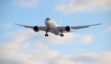 «Χαμός» σε πτήση από το Παρίσι προς την Αθήνα: Επιβάτης σε αμόκ προκάλεσε αναγκαστική προσγείωση στο «Μακεδονία»