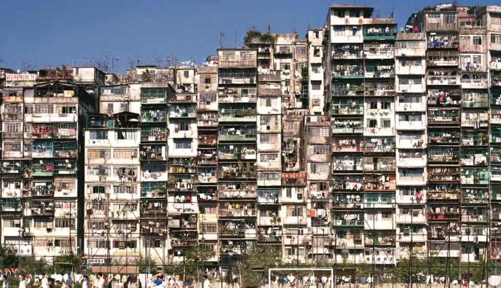 Kowloon Walled City: Η κινέζικη πόλη που άνθισε μέσα στην ανομία, τα ναpκωτικά και τα εγκλήματα