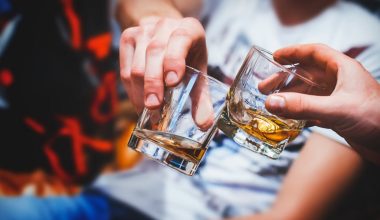 Ξεκίνησαν τα καλοκαιρινά «παρατράγουδα» στην Κρήτη: 10 άτομα στο νοσοκομείο λόγω υπερβολικής κατανάλωσης αλκοόλ