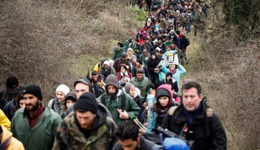 Ξεκίνησε η μεταφορά των 80 μουσουλμάνων αλλοδαπών στην Ελλάδα: Ανακοίνωση παρωδία  από την «υπηρεσιακή» (upd)