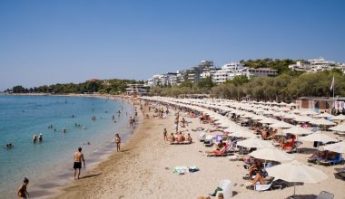«Τσούζουν» φέτος οι τιμές στις οργανωμένες παραλίες της Αττικής – Πόσο κοστίζουν οι ξαπλώστρες