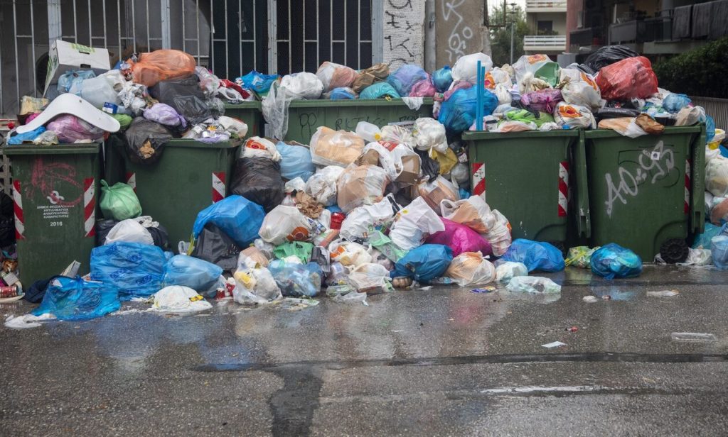 Εικόνες ντροπής στην Τήνο: «Πλημμύρισαν» με σκουπίδια οι δρόμοι του νησιού – Μήνυση κατέθεσε ο δήμαρχος (φωτό)