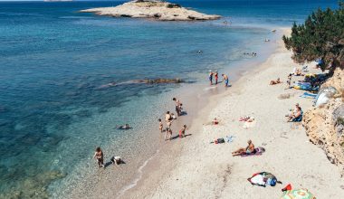 Χωρούν μόνο λίγες παρέες: Οι τρεις κρυφές… παραλίες της Αττικής σε απόσταση «αναπνοής» από το κέντρο (βίντεο)