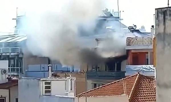 Στις «φλόγες» τυλίχτηκε διαμέρισμα στα Μανιάτικα του Πειραιά – Απεγκλωβίστηκαν μια γυναίκα και δύο παιδιά