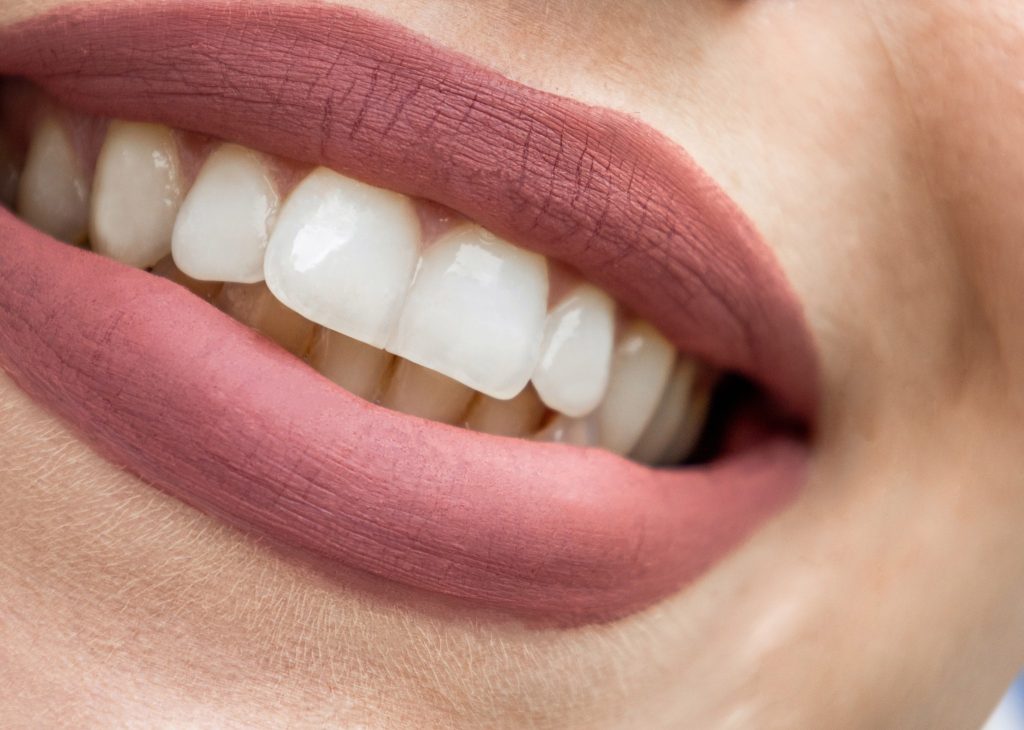 Δείτε γιατί τα δόντια αλλάζουν χρώμα με την πάροδο των ετών