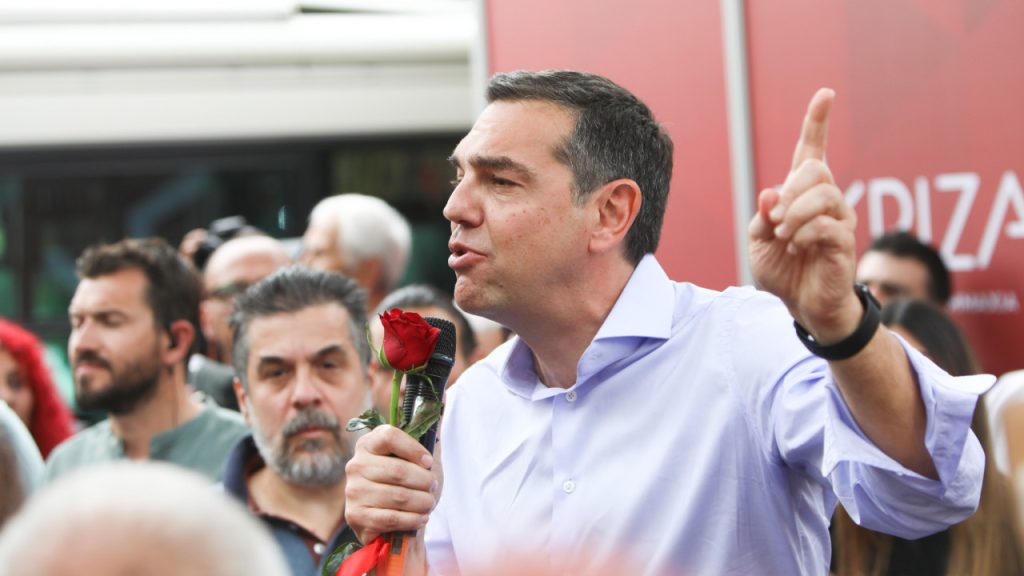 Α.Τσίπρας: Άφησε λουλούδια στο σημείο της δολοφονίας του Α.Καμπανού