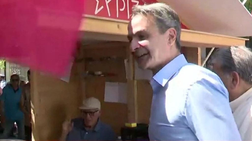 Μέλος του ΣΥΡΙΖΑ αρνήθηκε να δώσει το χέρι του στον Κ.Μητσοτάκη – «Εσείς είστε της σχολής Γ.Βαρουφάκη»