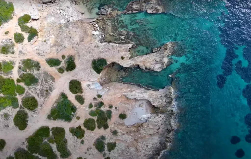 «Ο κόλπος της Αφροδίτης»: Η κρυφή ερωτική παραλία της Αττικής (βίντεο)