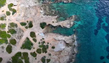 «Ο κόλπος της Αφροδίτης»: Η κρυφή ερωτική παραλία της Αττικής (βίντεο)