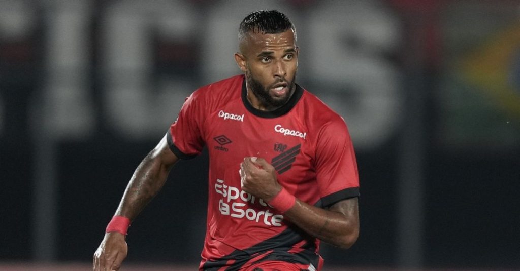 ΑΕΚ: Ενδιαφέρον για τον Άλεξ Σαντάνα της Ατλέτικο Παραναένσε σύμφωνα με βραζιλιάνικο δημοσίευμα