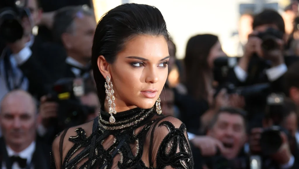 Κένταλ Τζένερ: Ποζάρει με κόκκινο μικροσκοπικό μπικίνι στο κρεβάτι και «κολάζει» (φωτο)