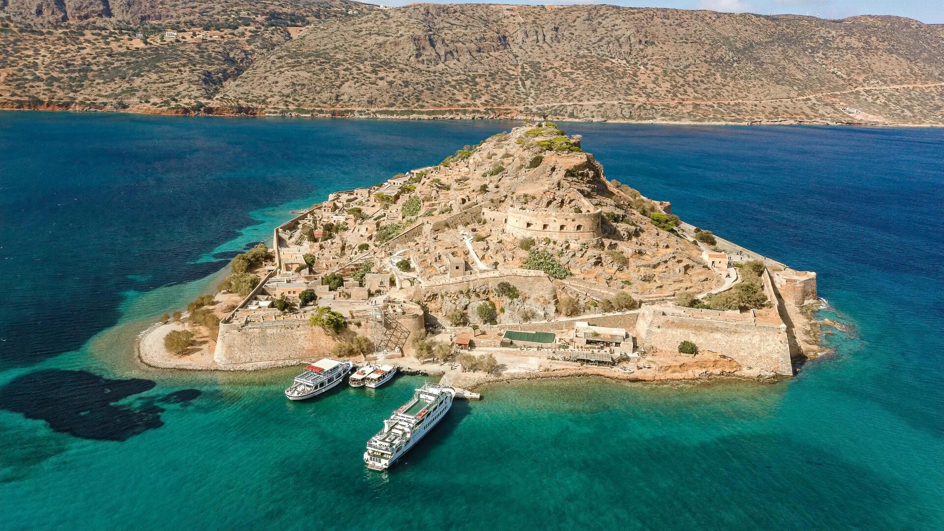 Σπιναλόγκα: Το νησάκι στην Κρήτη που έχει συνδυάσει το όνομά του με την απομόνωση και το θάνατο (φώτο)