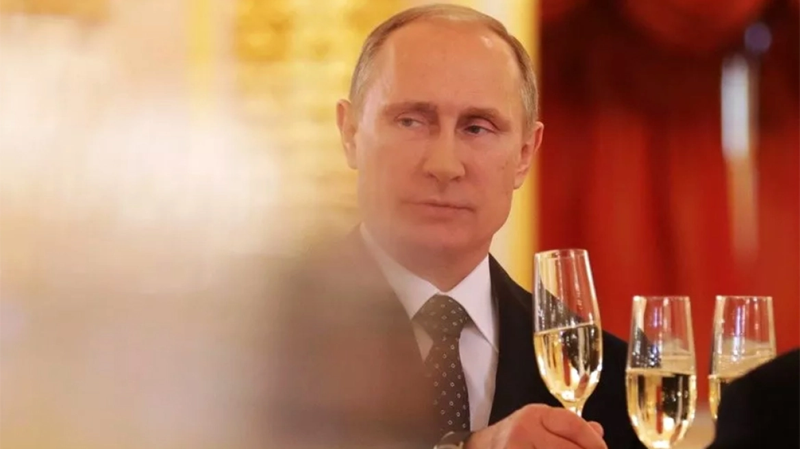 Τώρα στο Spiegel λένε ότι ο Β.Πούτιν δεν ήταν καλός κατάσκοπος της KGB αλλά «παιδί για τις παραγγελίες»