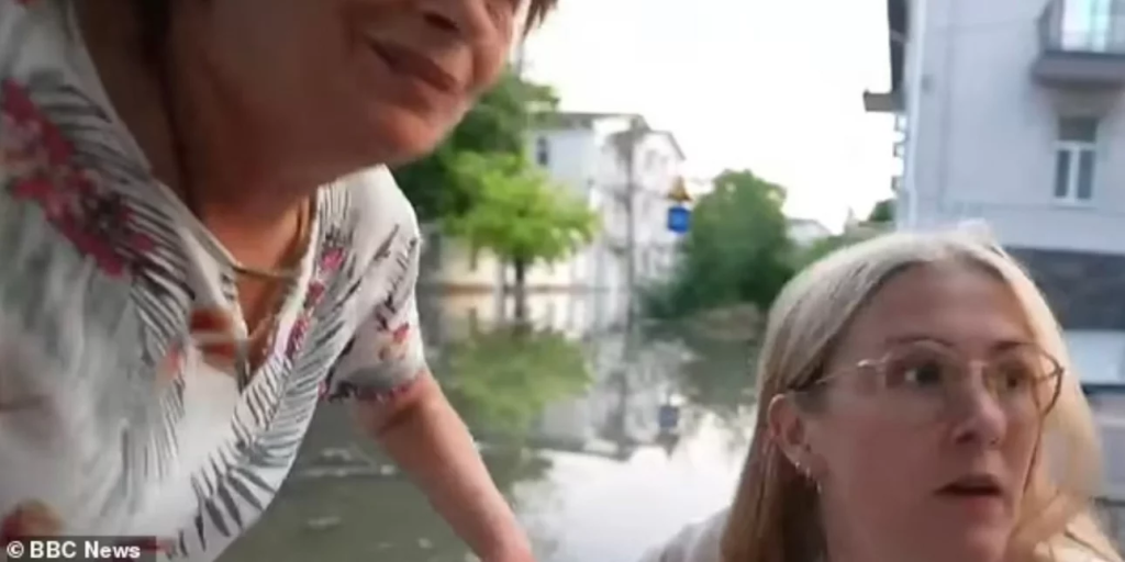 Ξαφνικά εκκωφαντική έκρηξη στην Χερσώνα και όπου φύγει-φύγει το συνεργείο του BBC (βίντεο)