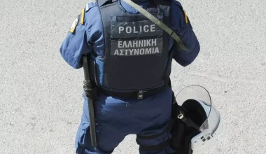 Αναστάτωση στη Θεσσαλονίκη: Αστυνομικοί απεγκλώβισαν βρέφος από αυτοκίνητο