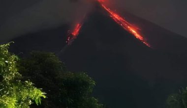 «Ξύπνησε» το ηφαίστειο Μαγιόν στις Φιλιππίνες – Άρχισε να εκτοξεύεται τέφρα, αέριο και λάβα (βίντεο)